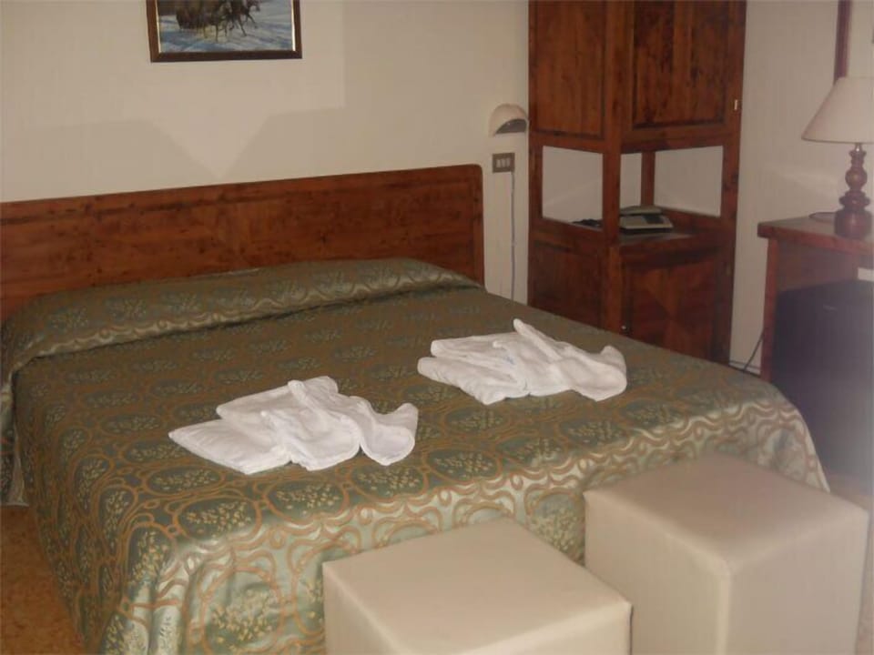 Double Room | Premium bedding, in-room safe, desk, cribs/infant beds