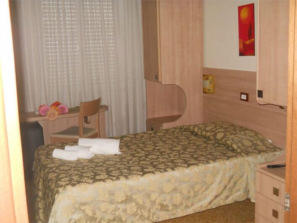 Single Room | Premium bedding, in-room safe, desk, cribs/infant beds