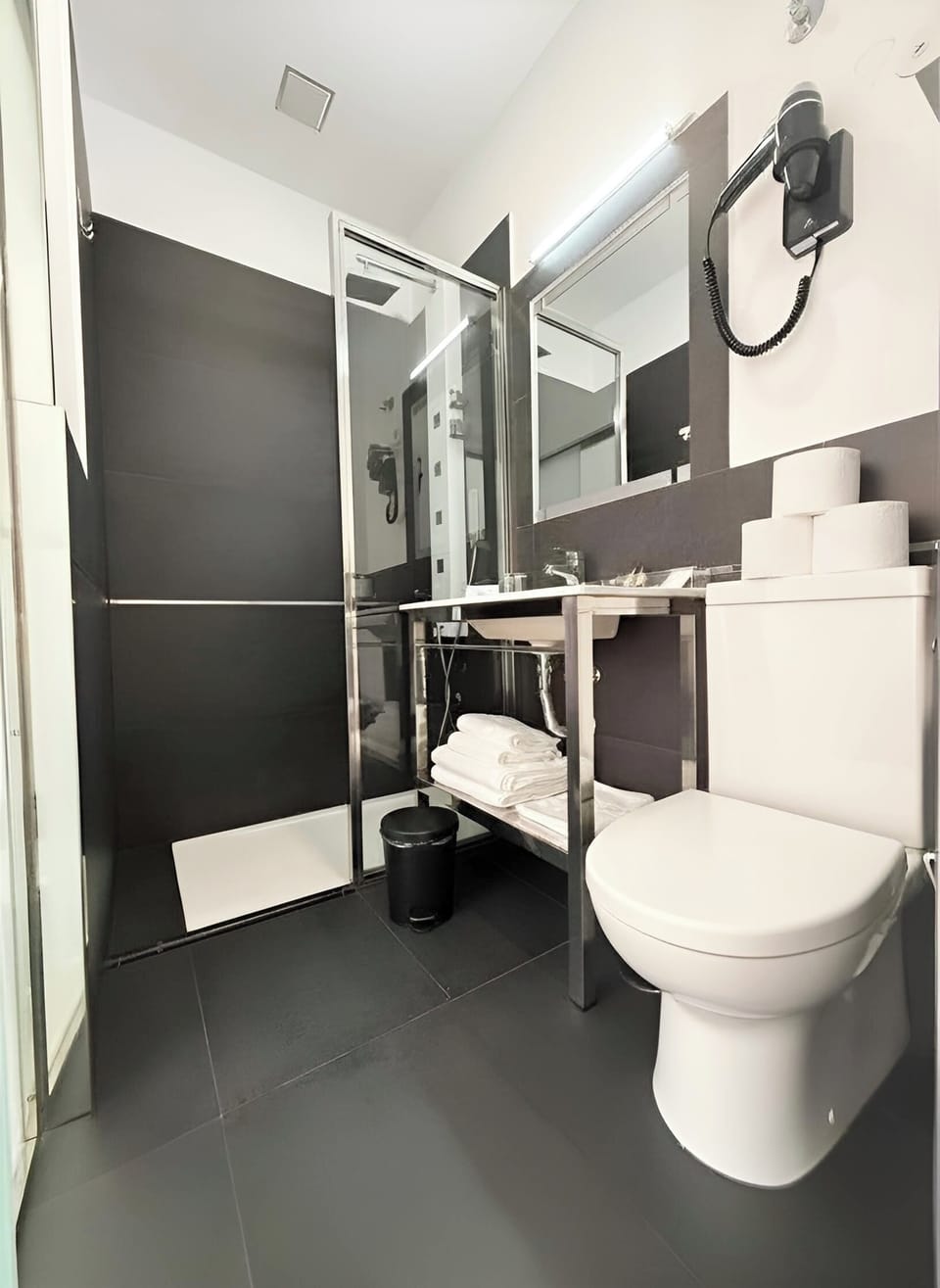 Shower, free toiletries, towels