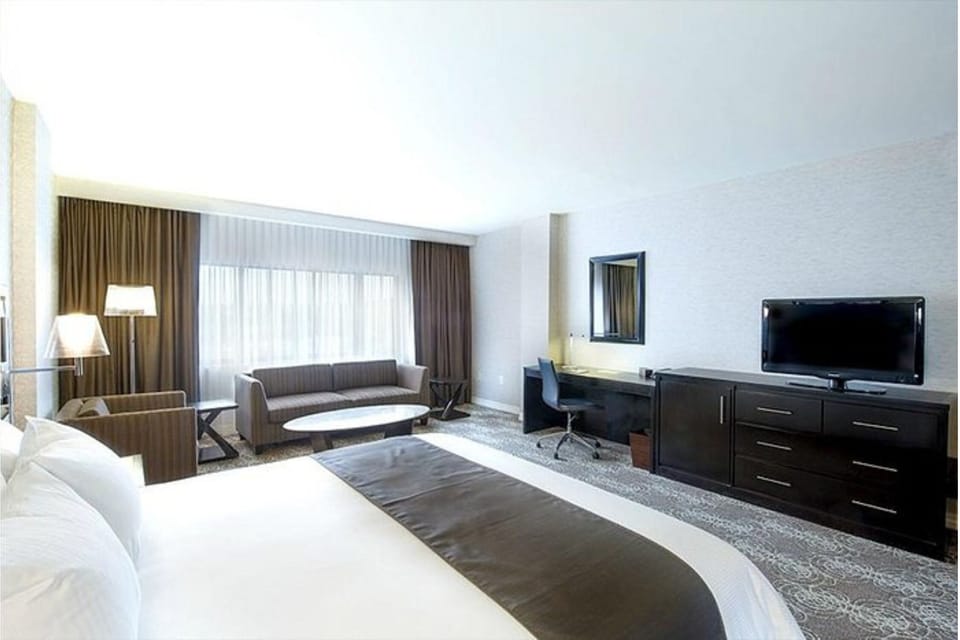 Room, 1 King Bed, Corner | In-room safe, blackout drapes, iron/ironing board