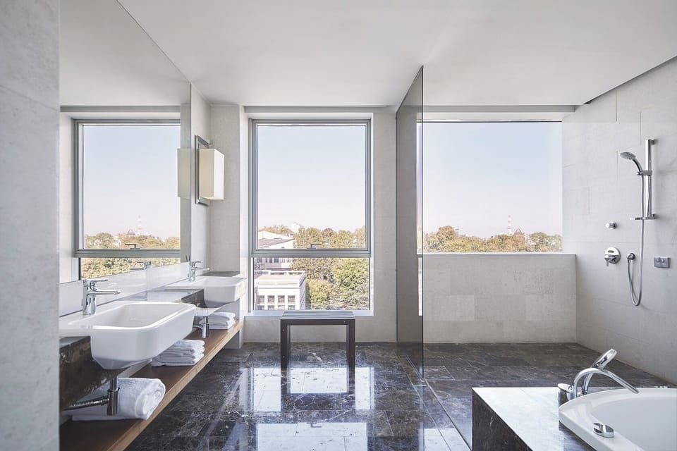 Belgrade Suite | Minibar, in-room safe, desk, laptop workspace