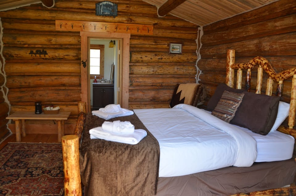 Honeymoon Cabin, 1 Queen Bed, Mountain View | Free WiFi, bed sheets