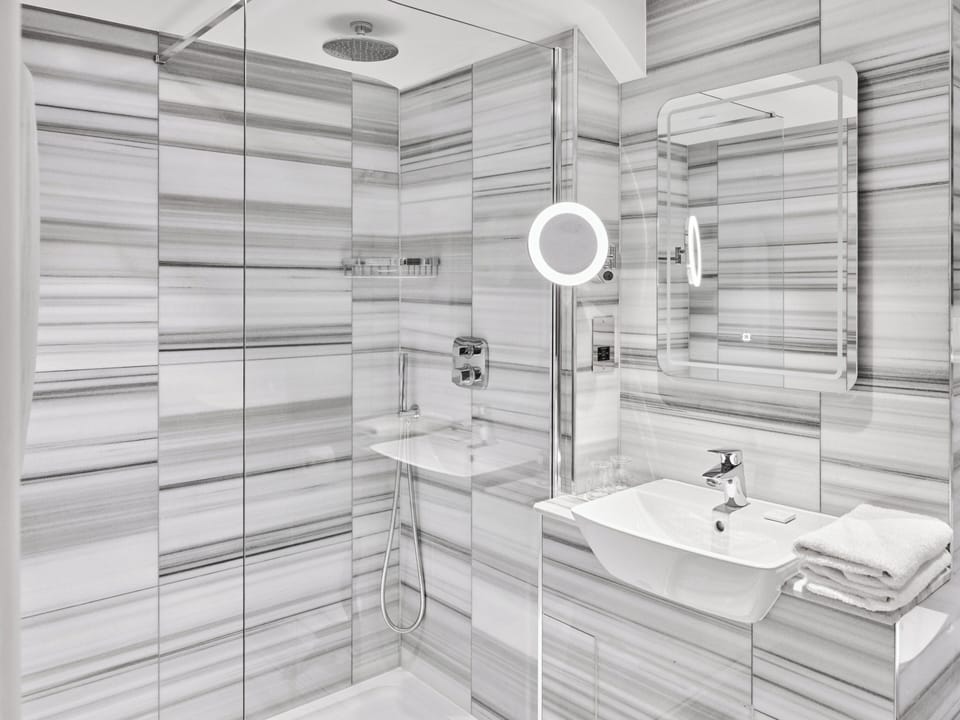 Superior Double Room | Bathroom | Shower, hair dryer, bathrobes, towels