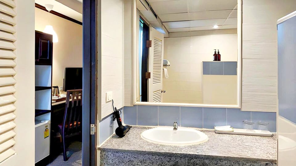 Superior Double Room | Bathroom | Free toiletries, hair dryer, towels, soap