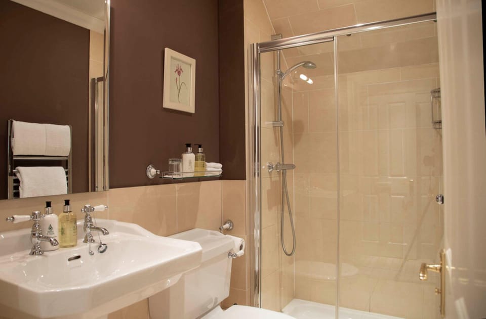 Classic Double Room, 1 King Bed | Bathroom | Separate tub and shower, free toiletries, hair dryer, bathrobes