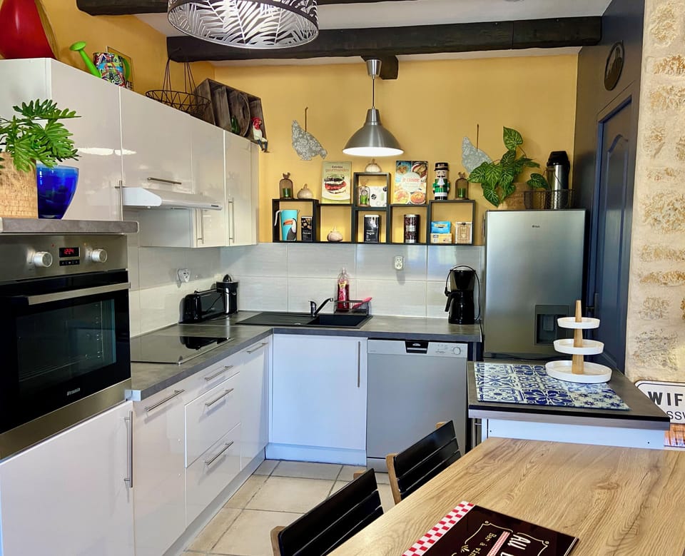 Cottage | Private kitchen | Stovetop, electric kettle, cookware/dishes/utensils