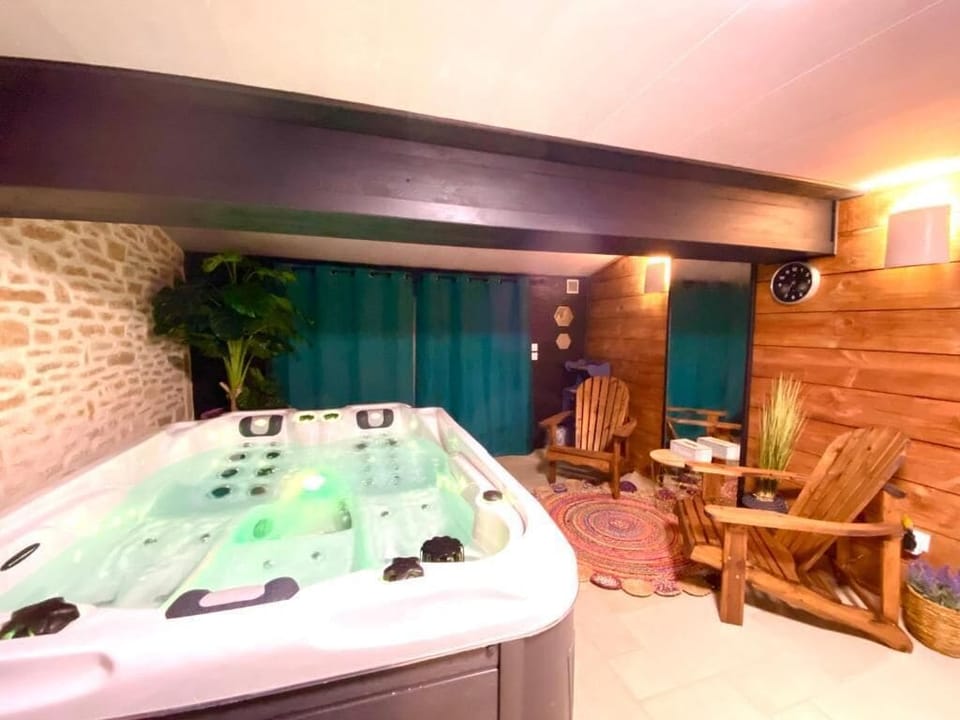 Le Cocon Bohème - Espace bien être avec Spa - Piscine chauffée Bed and Breakfast in Nouvelle-Aquitaine