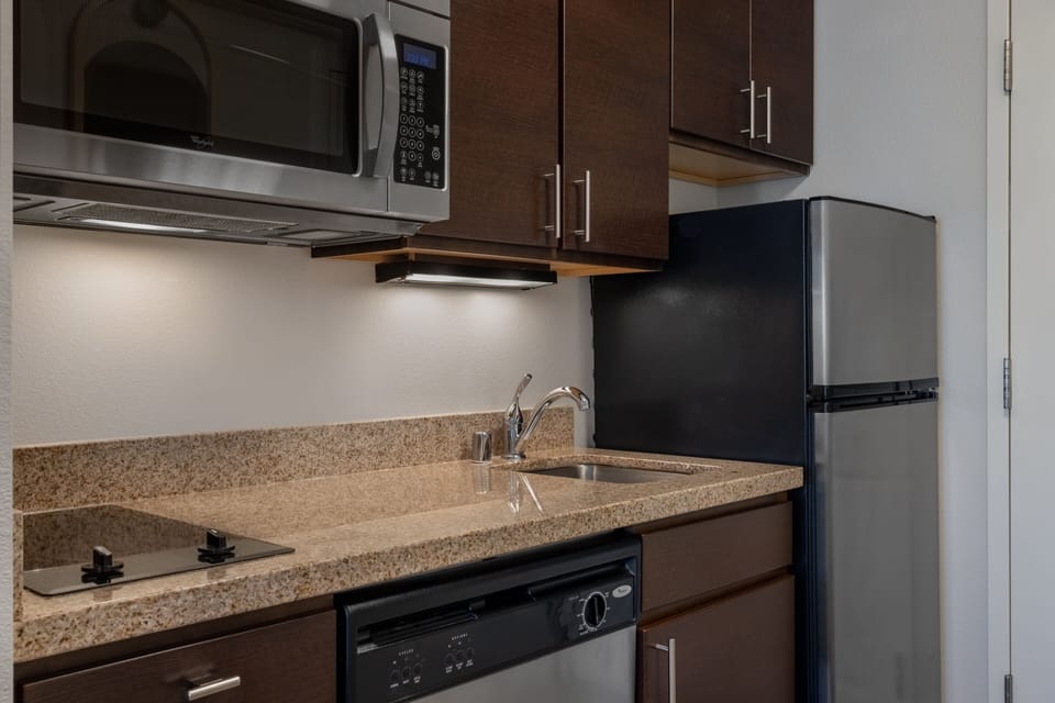 Fridge, microwave, stovetop, dishwasher