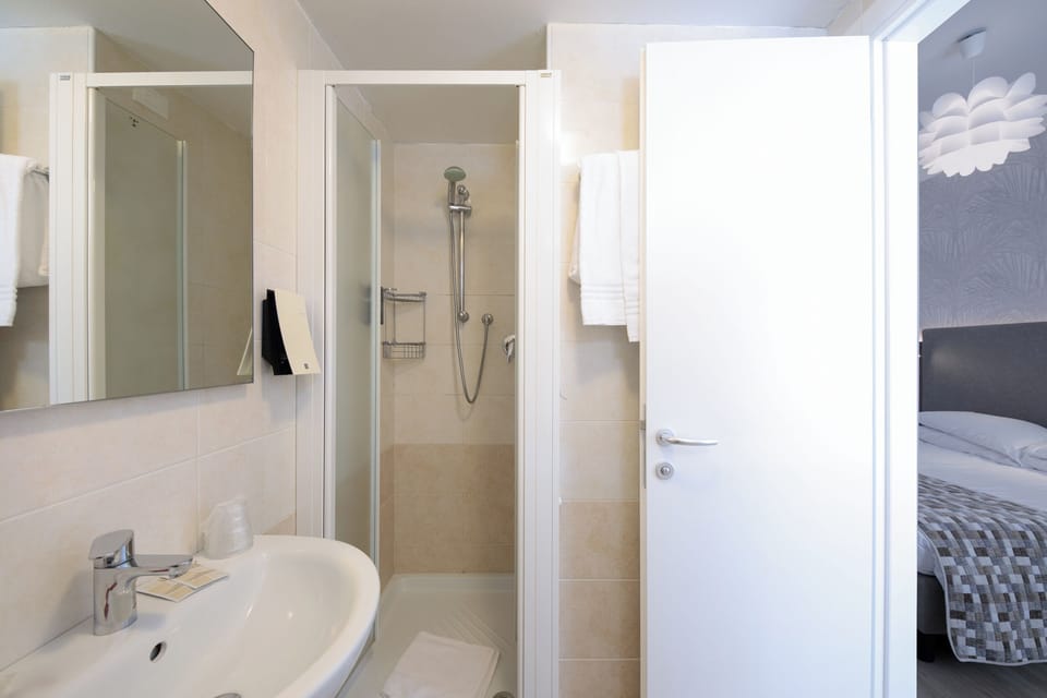 Budget Double Room | Bathroom | Shower, free toiletries, hair dryer, bidet