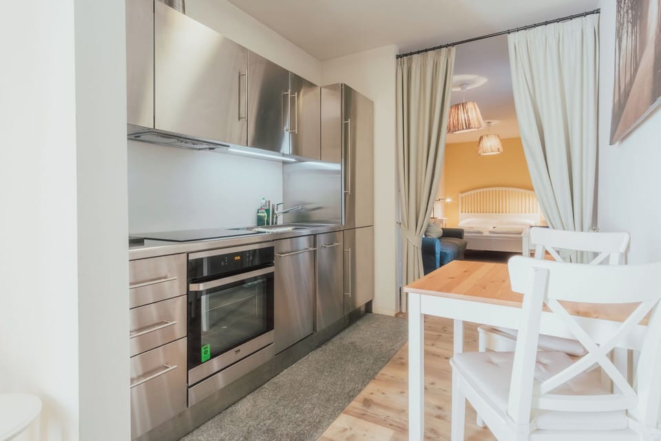 Teresa Apartment for 2 people | Hypo-allergenic bedding, in-room safe, desk, free cribs/infant beds