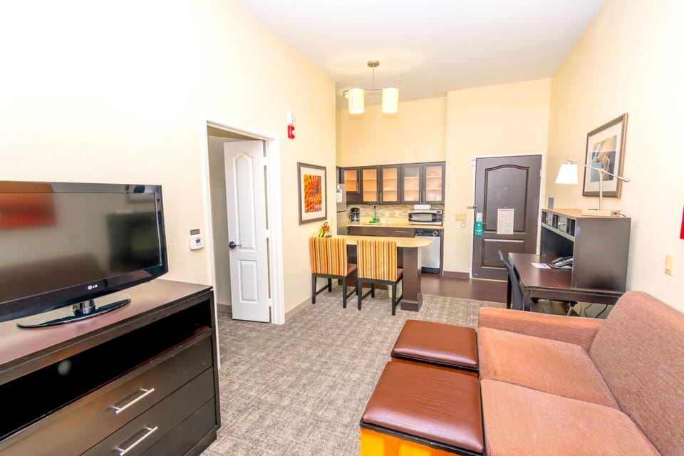 Full-size fridge, microwave, stovetop, dishwasher