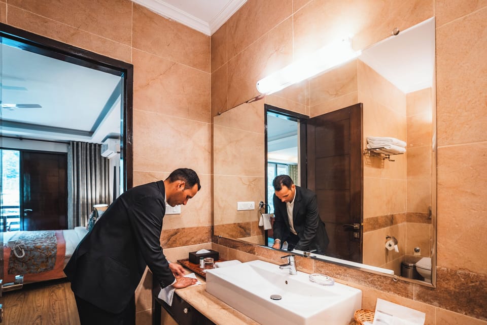 Luxury Suite with Balcony -Mountain View | Bathroom | Free toiletries, hair dryer, slippers, towels