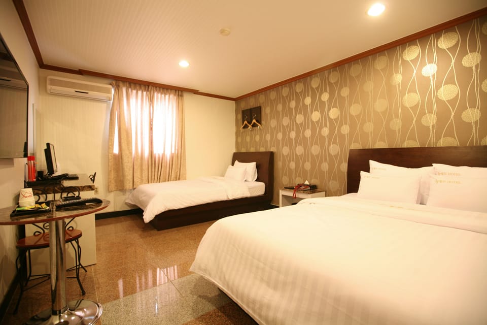 Deluxe Twin Room | Desk, blackout drapes, soundproofing, iron/ironing board