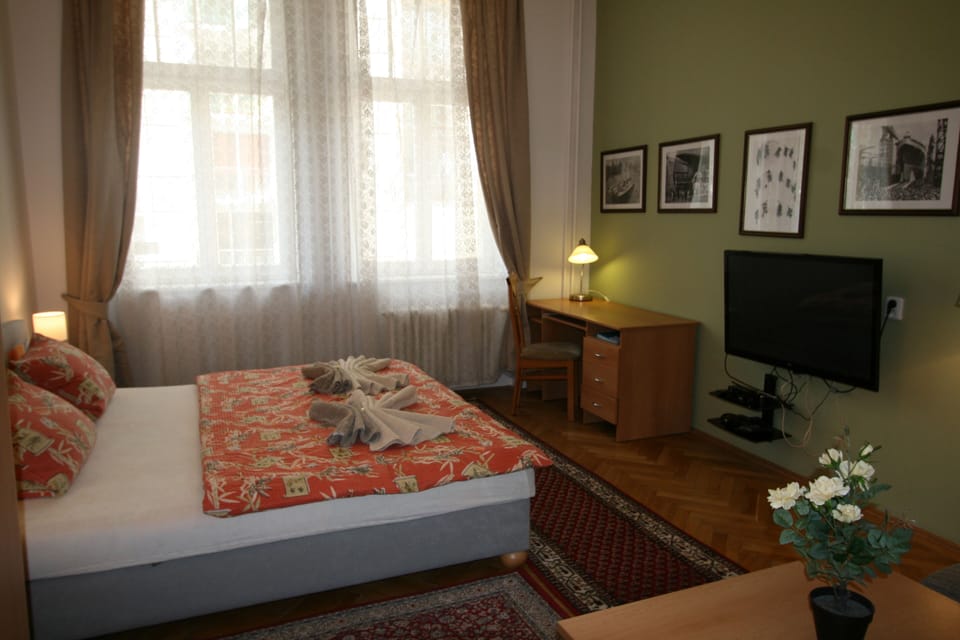 Apartment | 2 bedrooms, in-room safe, desk, iron/ironing board