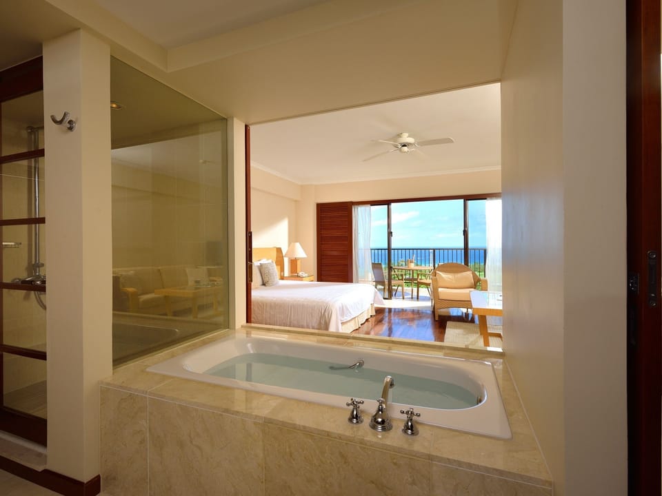 Club Deluxe, King, with Club Service, Non Smoking - Adult Only 13 or over | Bathroom | Combined shower/tub, rainfall showerhead, free toiletries, hair dryer