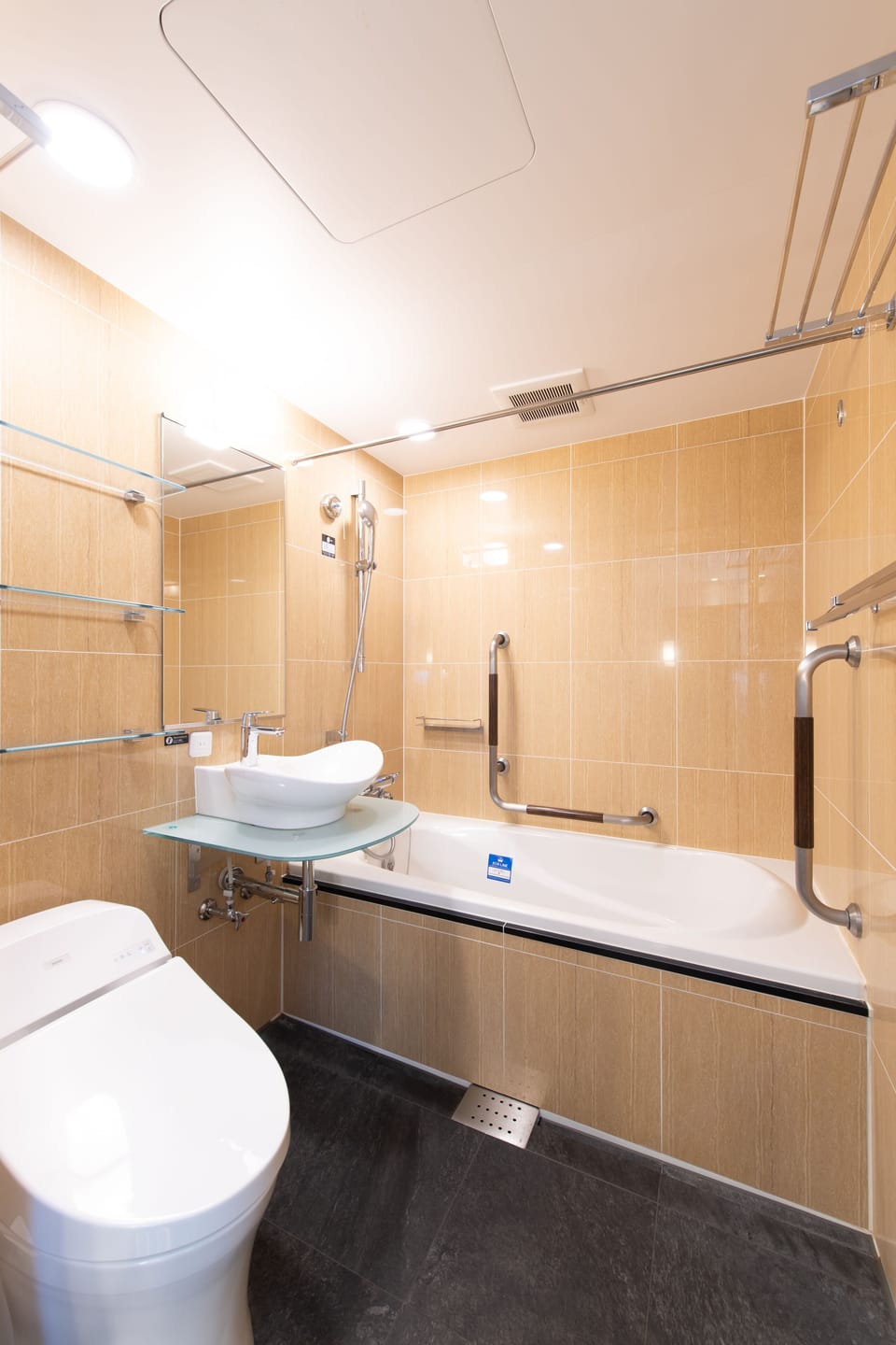 Deluxe Twin Room, Non Smoking | Bathroom | Combined shower/tub, free toiletries, hair dryer, slippers