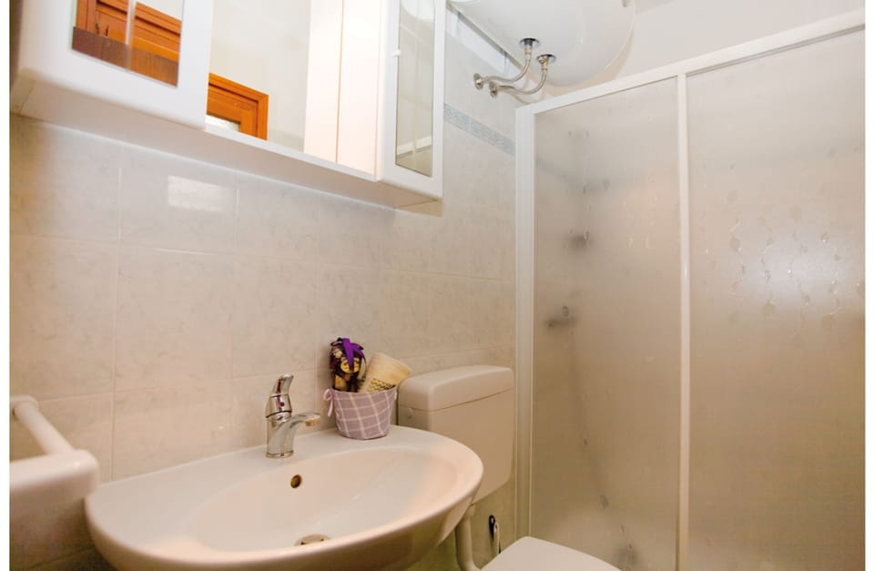 Apartment, 2 Bedrooms (59) | Bathroom | Shower, rainfall showerhead, bidet