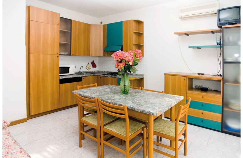 Apartment, 2 Bedrooms (4) | Private kitchen | Full-size fridge, microwave, stovetop, cookware/dishes/utensils