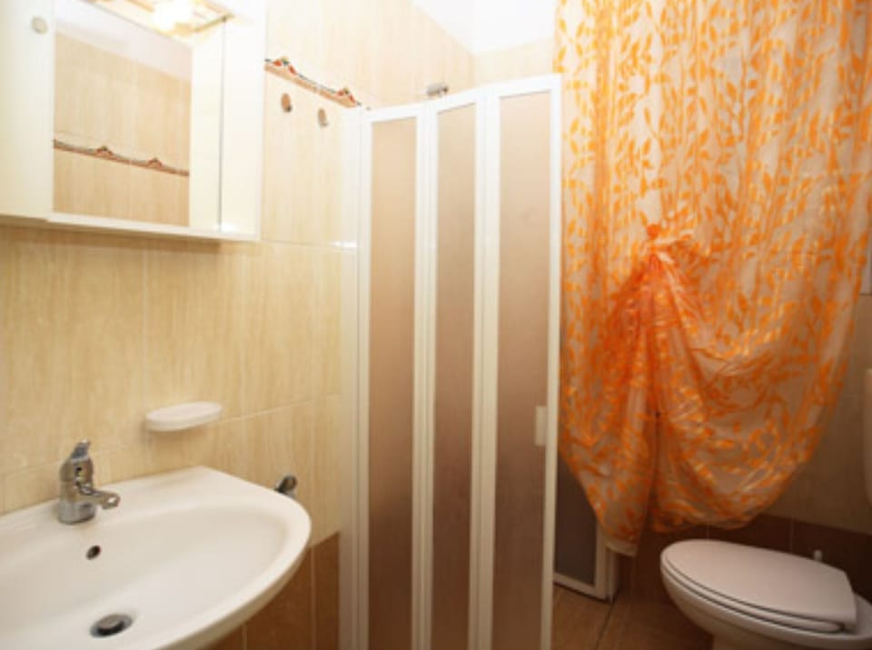 Apartment, 2 Bedrooms (10) | Bathroom | Shower, rainfall showerhead, bidet