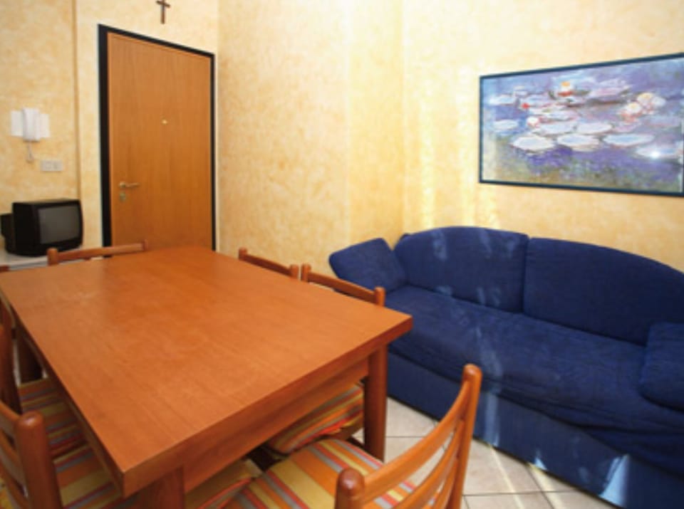 Apartment, 2 Bedrooms (10) | Living area | LCD TV