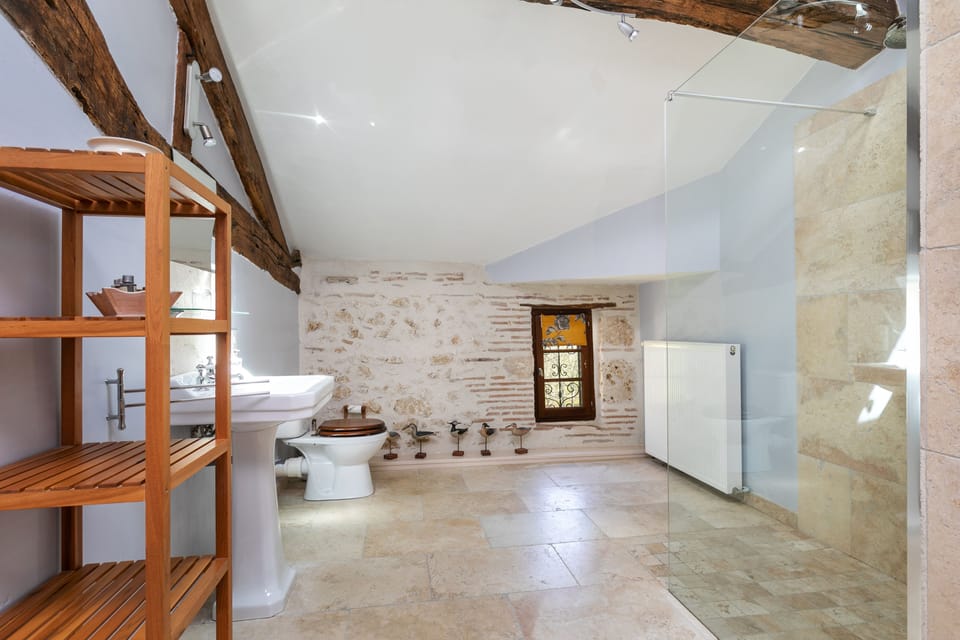 Family Room | Bathroom | Shower, rainfall showerhead, free toiletries, hair dryer