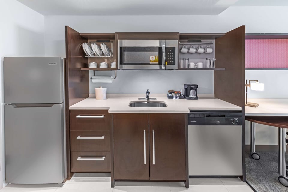 Coffee/tea maker, full-size fridge, microwave, dishwasher