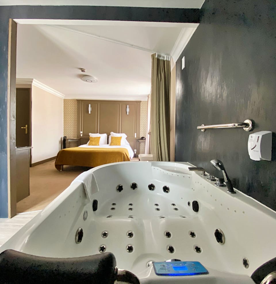 Junior Suite | Hypo-allergenic bedding, in-room safe, desk, blackout drapes