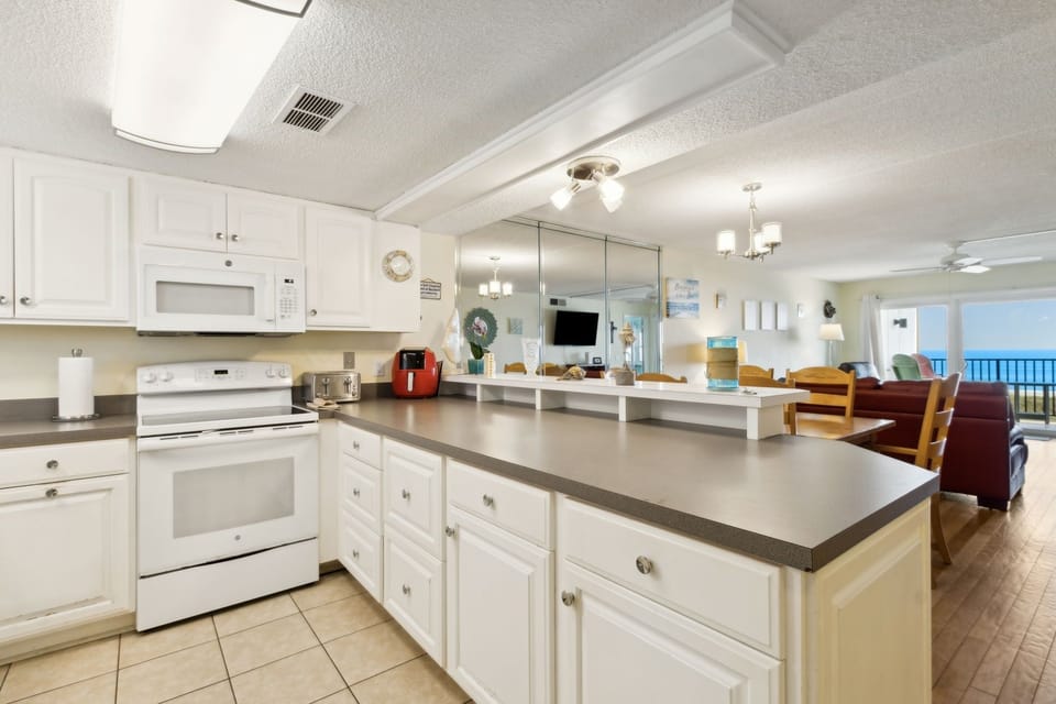 Condo, 2 Bedrooms | Private kitchen | Fridge, oven, coffee/tea maker