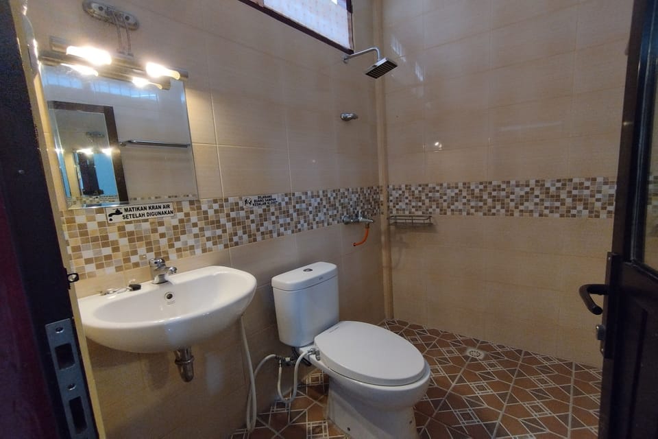 Executive Room | Bathroom | Shower, free toiletries, towels, soap