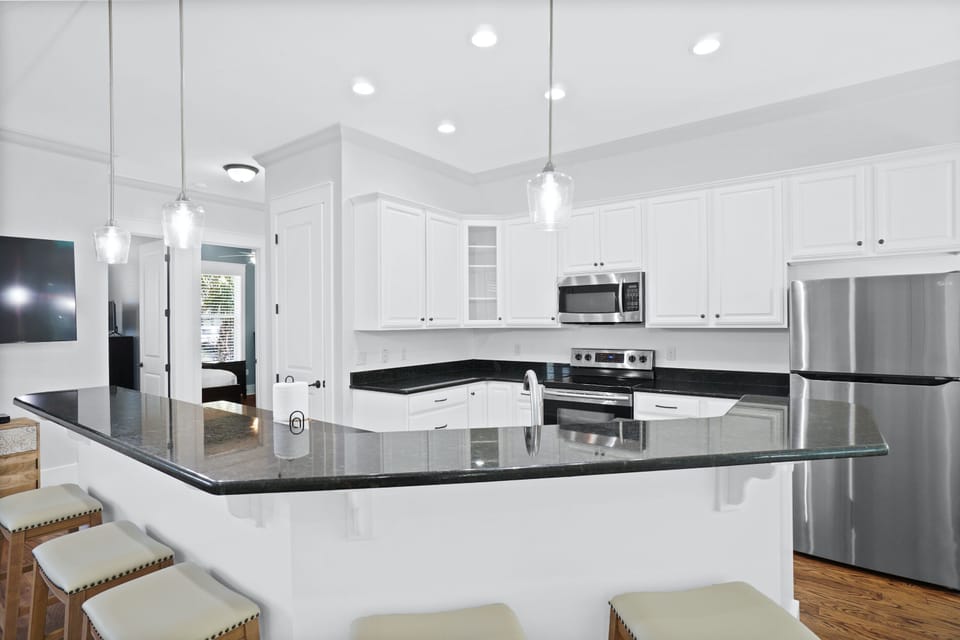 House, 3 Bedrooms | Private kitchen | Full-size fridge, microwave, oven, stovetop
