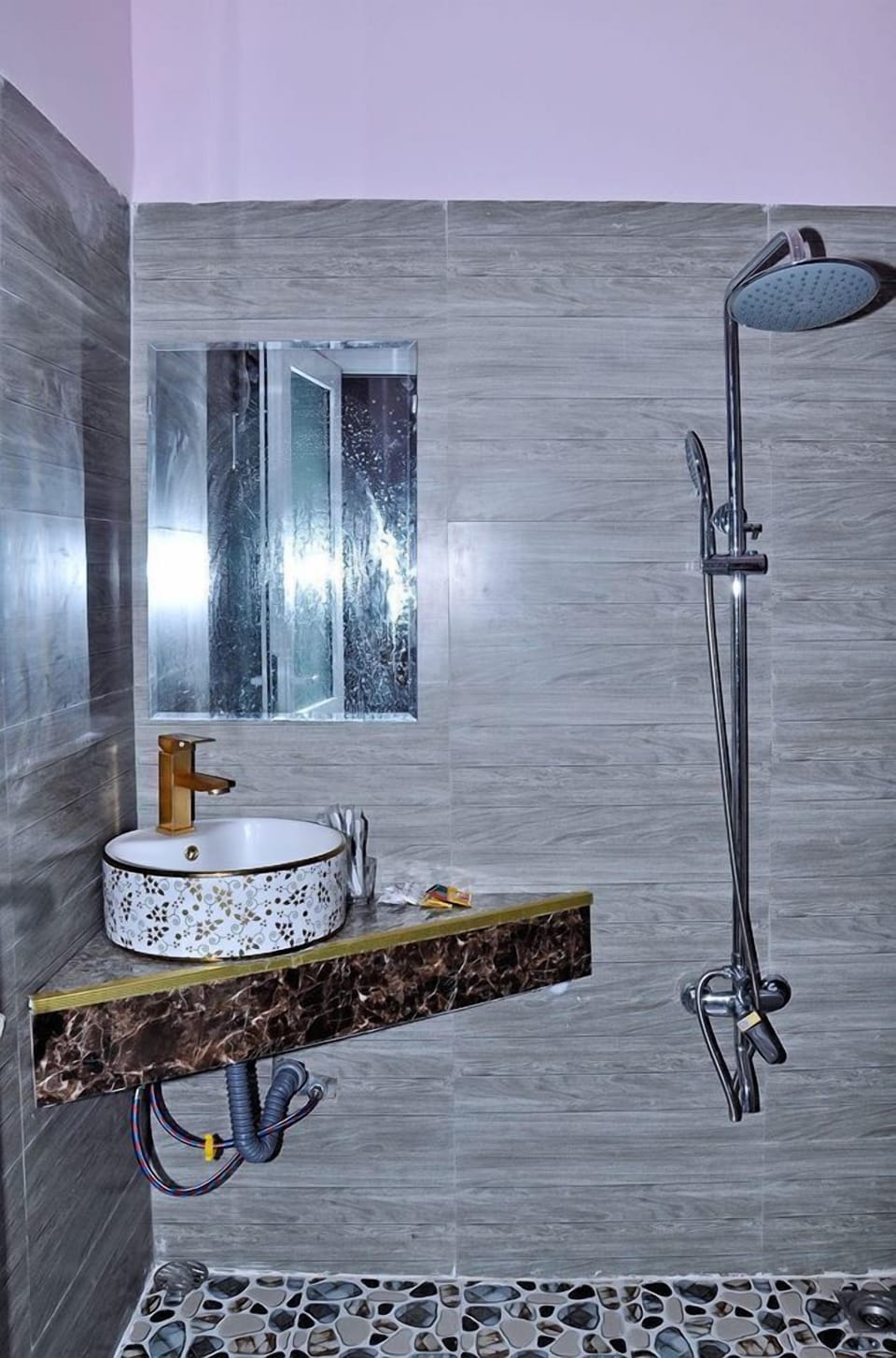 Shower, rainfall showerhead, free toiletries, slippers