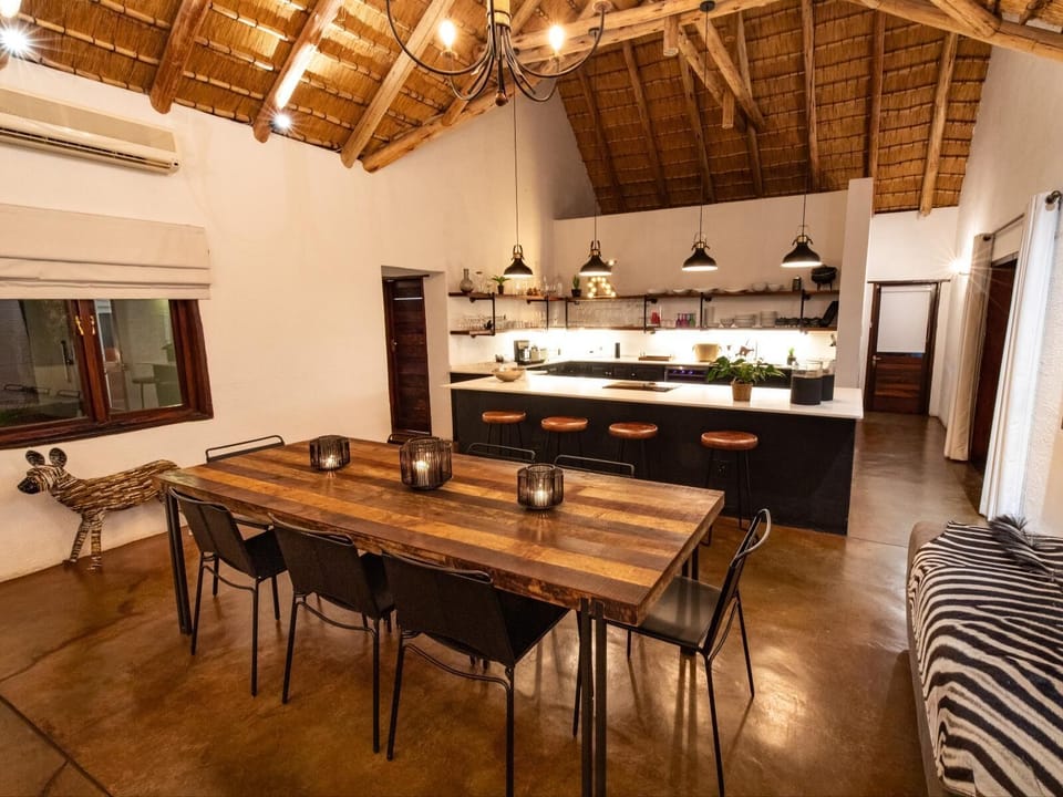 Luxury Chalet, 4 Bedrooms | In-room dining