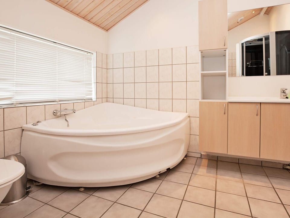 Rustic Holiday Home in Ebeltoft with Hot Tub House in Central Denmark Region
