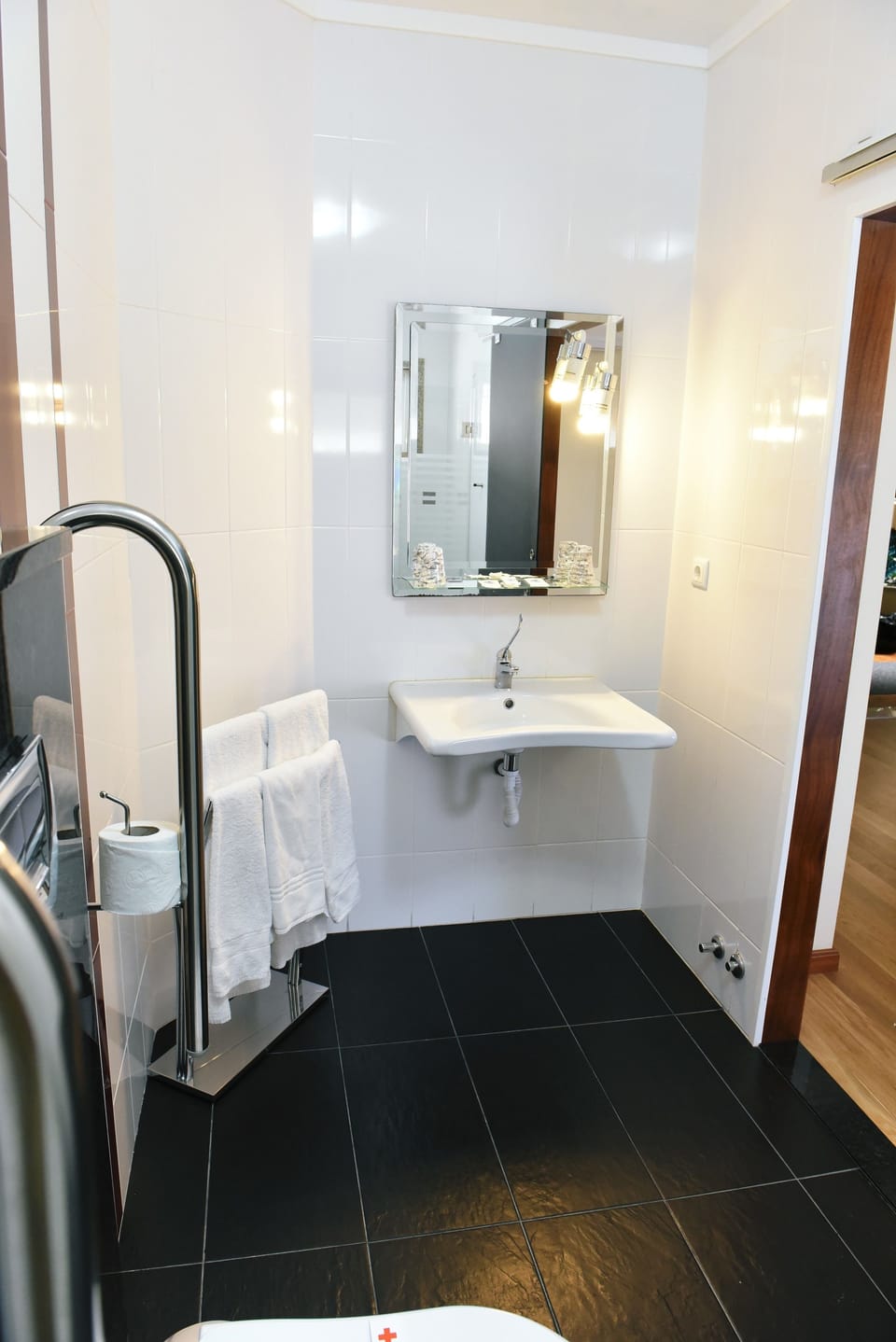 Basic Twin Room | Bathroom | Free toiletries, hair dryer, bidet, towels