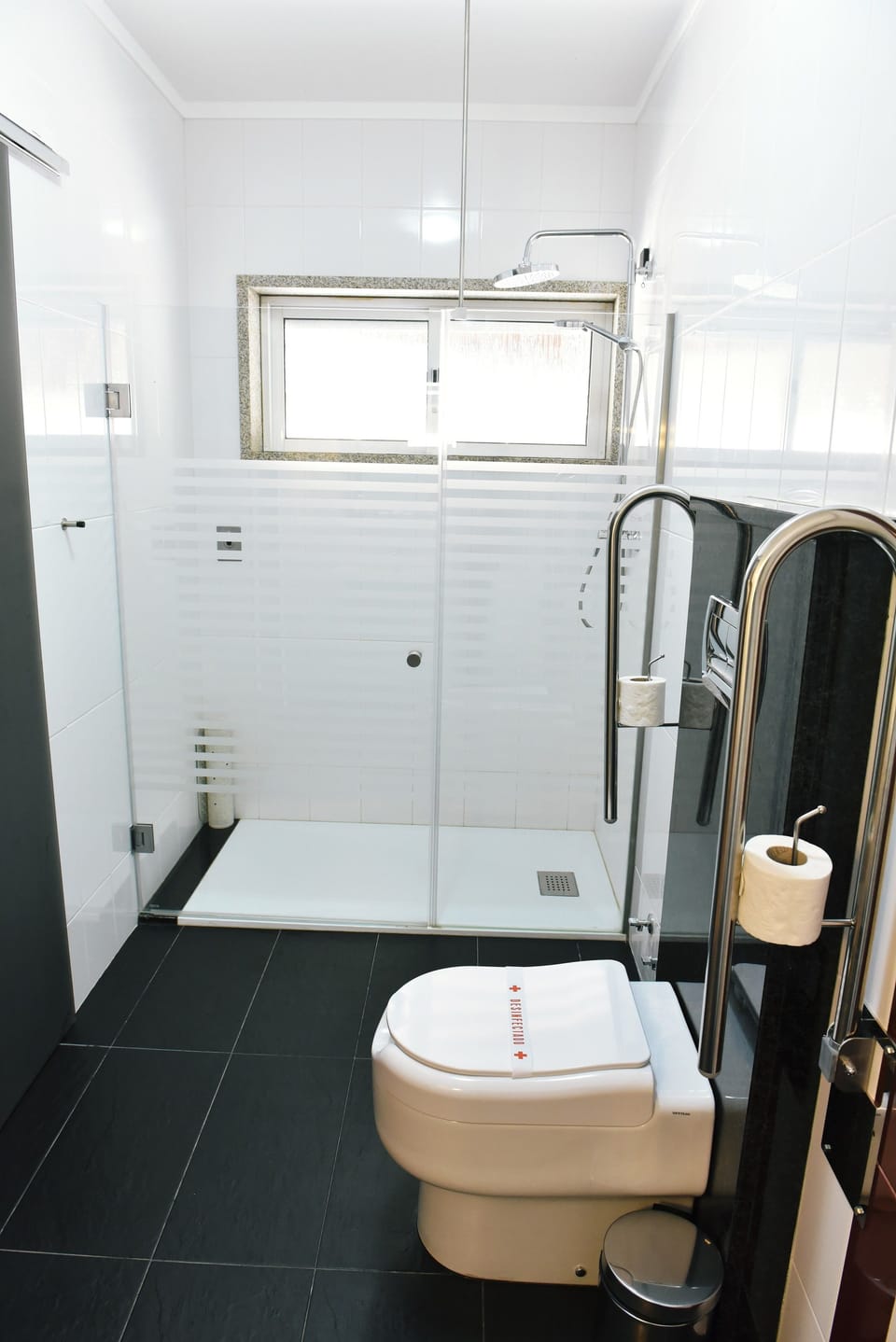Basic Twin Room | Bathroom | Free toiletries, hair dryer, bidet, towels