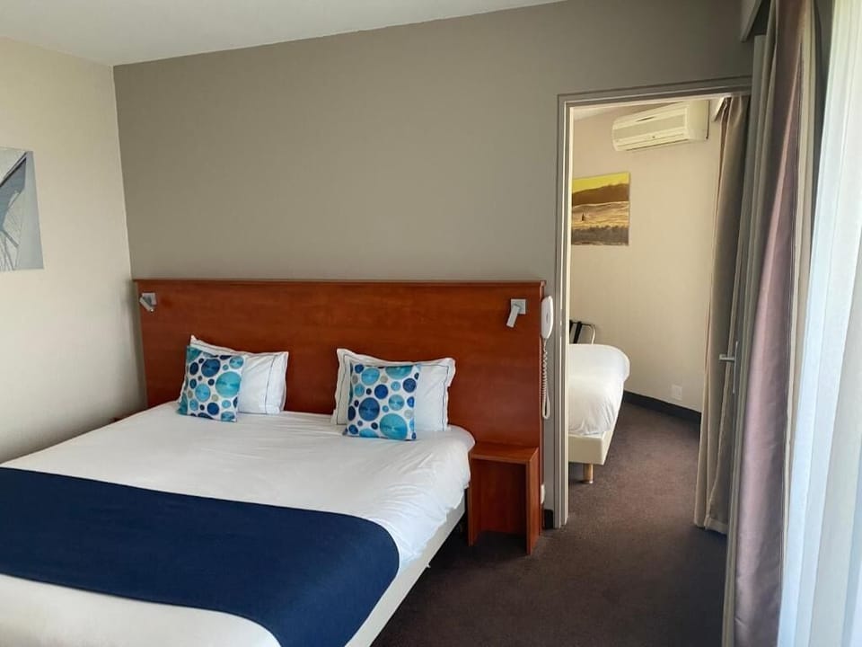 Superior Triple Room, Connecting Rooms | Premium bedding, minibar, desk, blackout drapes