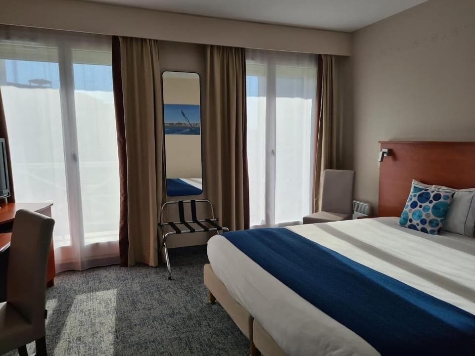 Comfort Double Room, Harbor View | Premium bedding, minibar, desk, blackout drapes