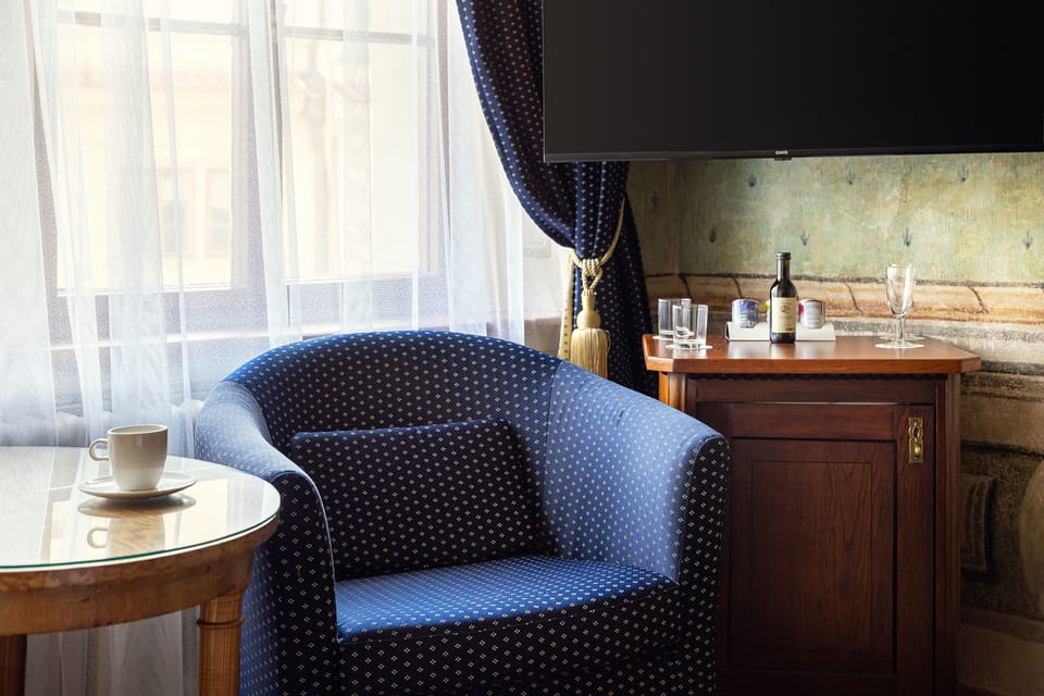 Single Room | Hypo-allergenic bedding, minibar, in-room safe, desk