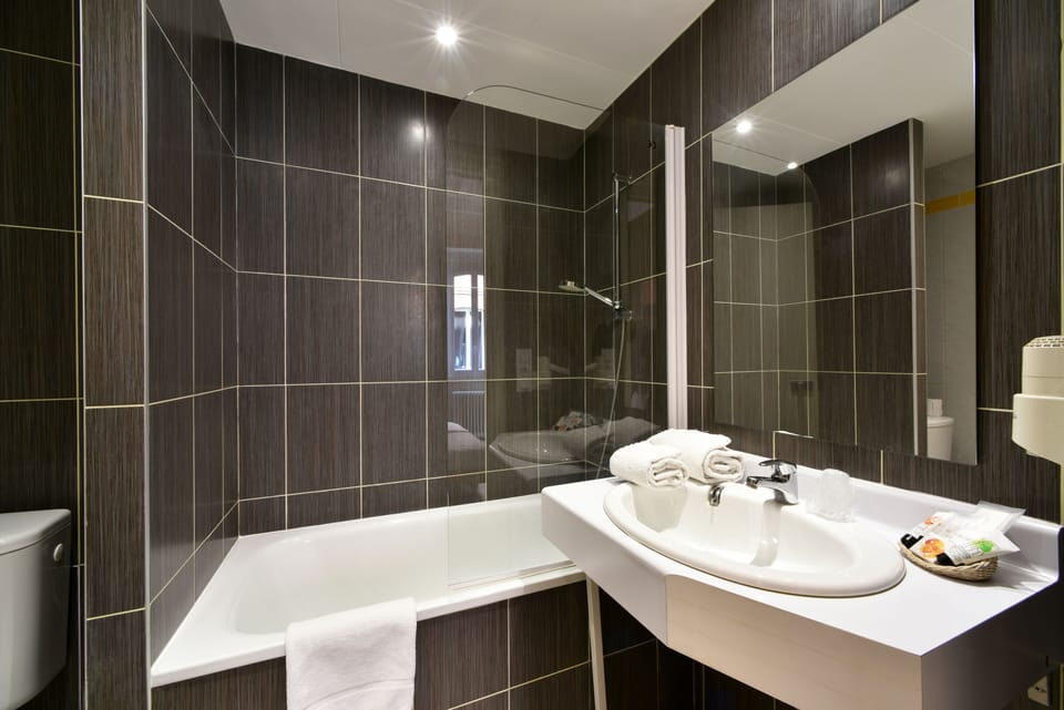 Standard Double Room | Bathroom | Free toiletries, hair dryer, towels