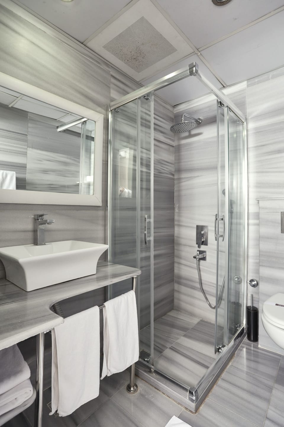 Shower, rainfall showerhead, free toiletries, hair dryer