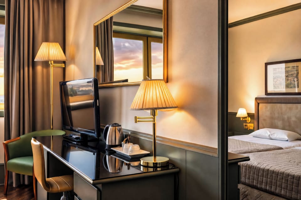 Superior Twin Room | Down comforters, in-room safe, desk, laptop workspace
