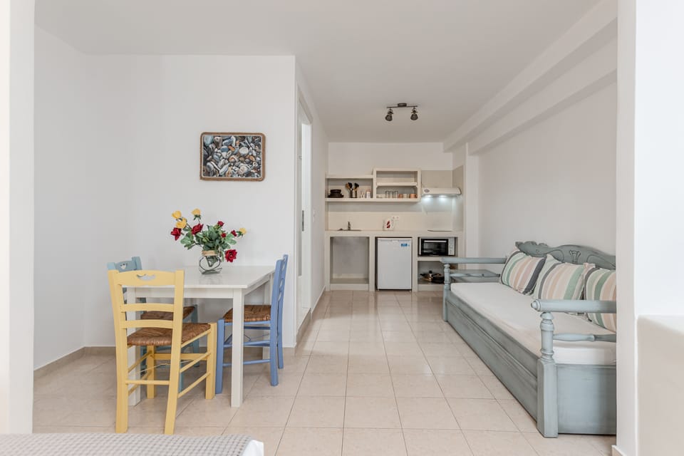 Triple Apartment, Kitchenette | In-room safe, desk, free WiFi, bed sheets