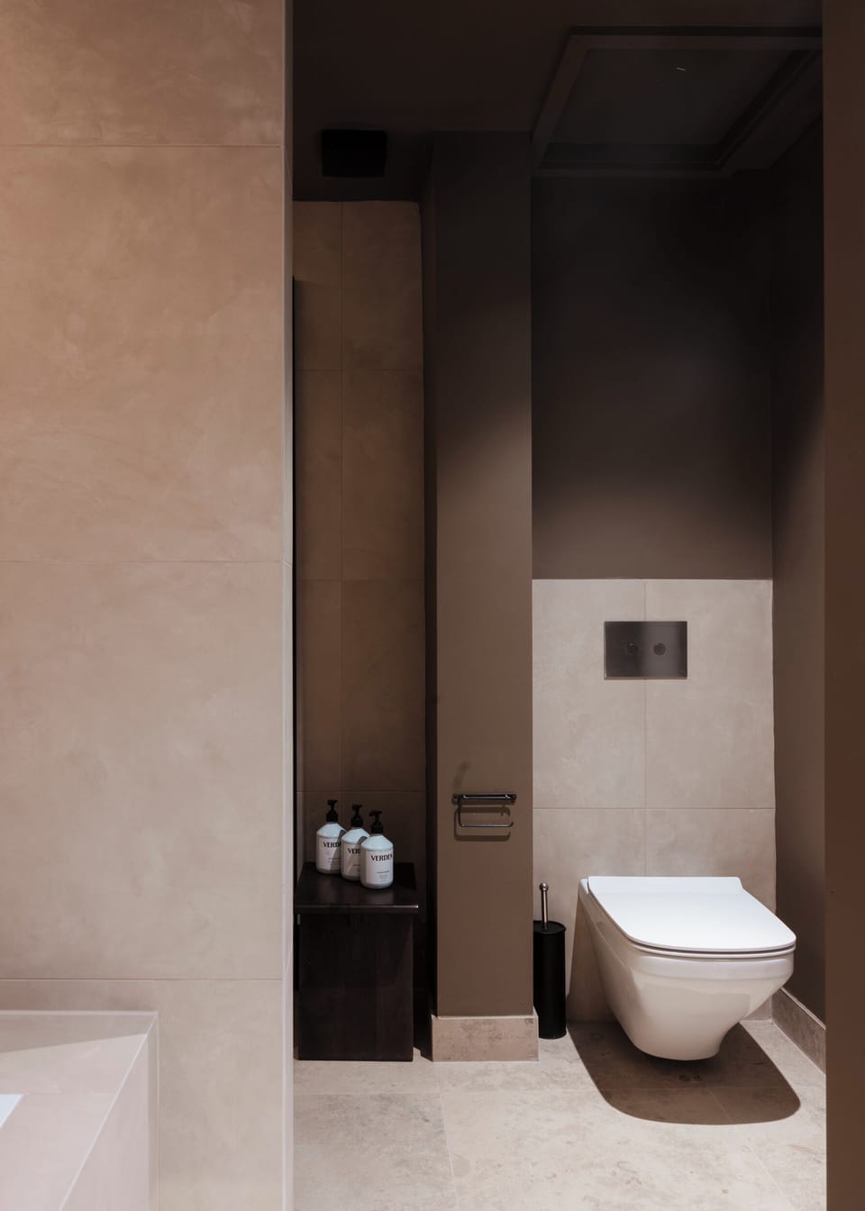 Comfy Courtyard Room with Garden (only dog friendly room type) | Bathroom | Deep soaking tub, designer toiletries, hair dryer, bathrobes