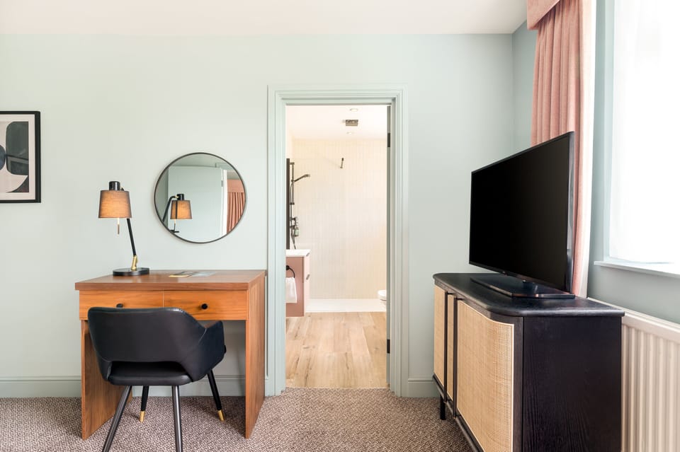 Hypo-allergenic bedding, in-room safe, individually decorated, desk