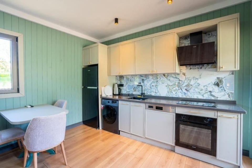 Exclusive Tree House | Desk, soundproofing, free WiFi, bed sheets