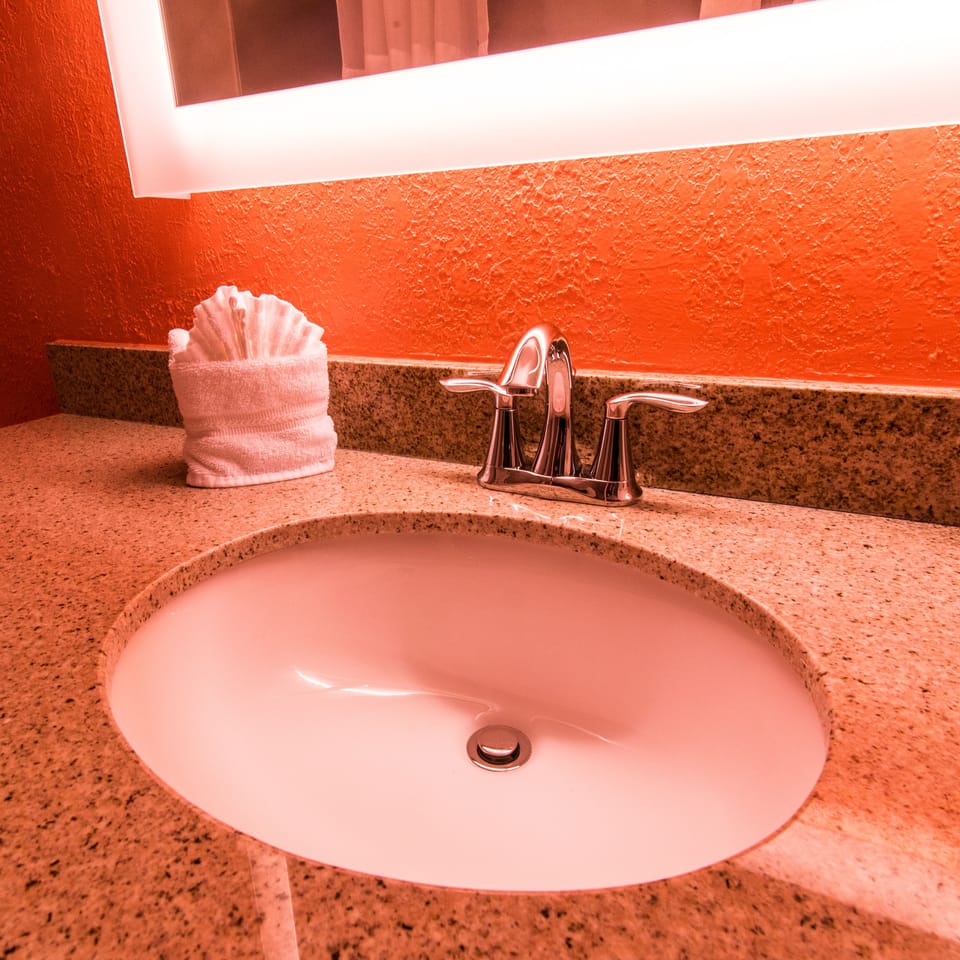 Combined shower/tub, free toiletries, hair dryer, towels