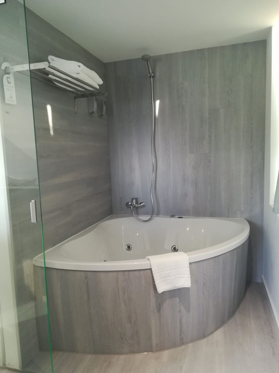 Deluxe Loft, 1 Queen Bed, Jetted Tub, Sea View | Jetted tub