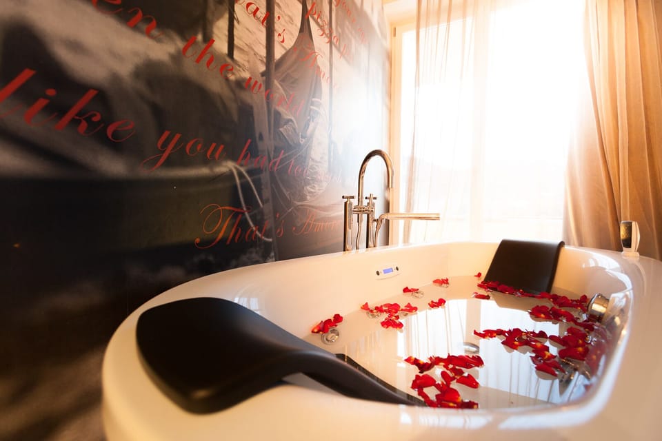 Jacuzzi Room | Down comforters, pillowtop beds, minibar, in-room safe