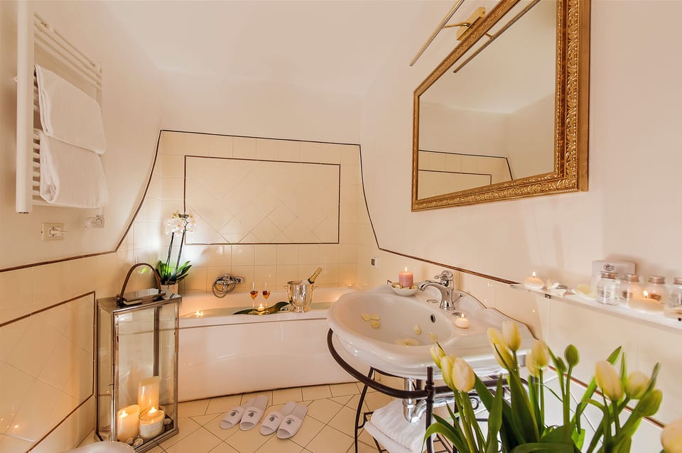 Junior Suite | Bathroom | Shower, rainfall showerhead, free toiletries, hair dryer