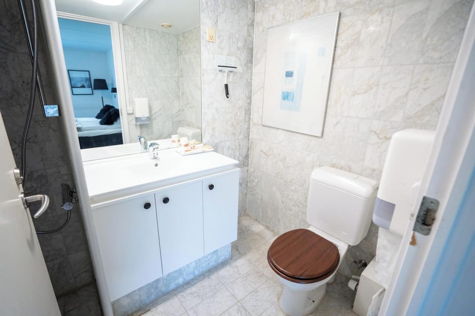 Superior Room | Bathroom | Shower, free toiletries, hair dryer, towels